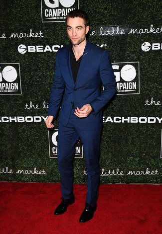 Look di Robert Pattinson: Abito blu scuro, Camicia elegante nera, Scarpe derby in pelle nere