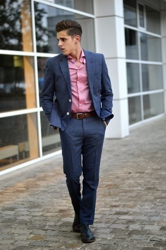 Quale scarpe brogue indossare con un abito blu scuro per un uomo di 20 anni: Mostra il tuo stile in un abito blu scuro con una camicia elegante rosa per un look elegante e alla moda. Prova con un paio di scarpe brogue per avere un aspetto più rilassato.