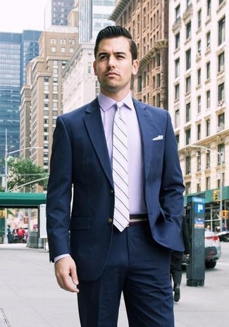Come indossare e abbinare una camicia elegante viola: Coniuga una camicia elegante viola con un abito blu scuro per una silhouette classica e raffinata