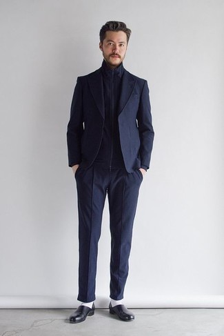 Come indossare e abbinare un cardigan con zip blu scuro in modo formale: Sfodera un look elegante con un cardigan con zip blu scuro e un abito blu scuro. Completa questo look con un paio di mocassini eleganti in pelle neri.