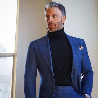 Come indossare e abbinare un dolcevita nero per un uomo di 50 anni in modo formale: Opta per un dolcevita nero e un abito di lana blu scuro come un vero gentiluomo.