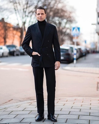 Come indossare e abbinare scarpe oxford nere per un uomo di 40 anni: Coniuga un abito blu scuro con un dolcevita nero per essere sofisticato e di classe. Sfodera il gusto per le calzature di lusso e scegli un paio di scarpe oxford nere.