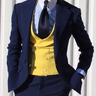 Come indossare e abbinare un gilet giallo con un abito blu scuro: Potresti indossare un abito blu scuro e un gilet giallo per una silhouette classica e raffinata