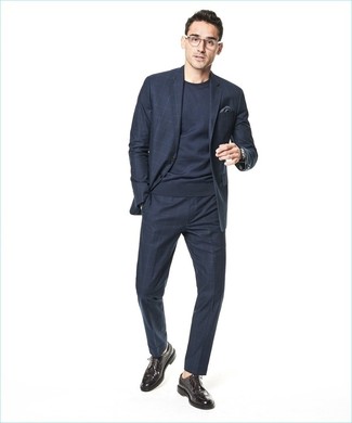 Quale scarpe brogue indossare con un abito blu scuro: Combina un abito blu scuro con un maglione girocollo blu scuro per essere elegante ma non troppo formale. Questo outfit si abbina perfettamente a un paio di scarpe brogue.