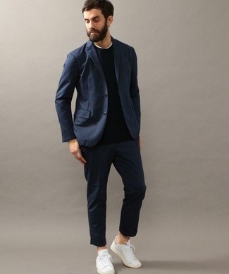 Look alla moda per uomo: Abito blu scuro, Maglione girocollo blu scuro, Sneakers basse di tela bianche