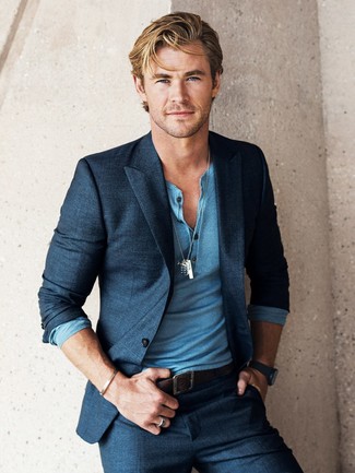 Look di Chris Hemsworth: Abito blu scuro, Serafino manica lunga azzurro, Cintura in pelle marrone scuro