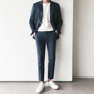 Look alla moda per uomo: Abito blu scuro, T-shirt girocollo bianca, Sneakers basse di tela bianche