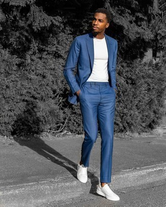 Come indossare e abbinare sneakers basse di tela bianche per un uomo di 20 anni in modo smart-casual: Metti un abito blu e una t-shirt girocollo bianca per un look davvero alla moda. Scegli uno stile casual per le calzature con un paio di sneakers basse di tela bianche.
