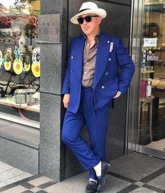 Come indossare e abbinare un borsalino di paglia bianco per un uomo di 50 anni: Scegli un abito blu e un borsalino di paglia bianco per un look trendy e alla mano. Completa il tuo abbigliamento con un paio di mocassini eleganti di tela stampati blu scuro.