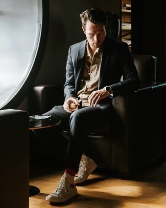 Come indossare e abbinare sneakers stampate: Scegli uno stile classico in un abito grigio scuro e una camicia a maniche corte marrone chiaro. Mettiti un paio di sneakers stampate per avere un aspetto più rilassato.