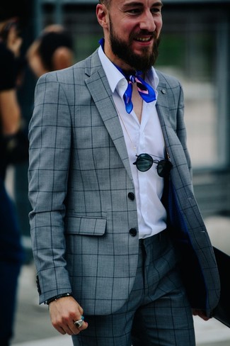 Come indossare e abbinare una bandana blu scuro in modo smart-casual: Coniuga un abito a quadri grigio con una bandana blu scuro per un look raffinato per il tempo libero.