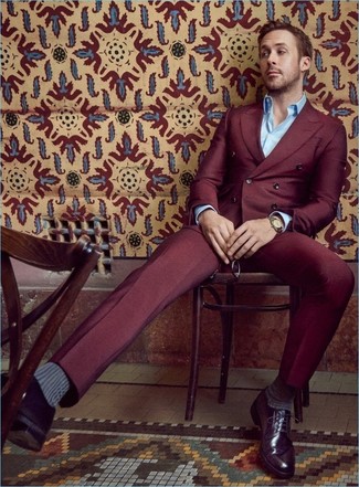 Look di Ryan Gosling: Abito bordeaux, Camicia a maniche lunghe azzurra, Scarpe derby in pelle melanzana scuro, Orologio dorato