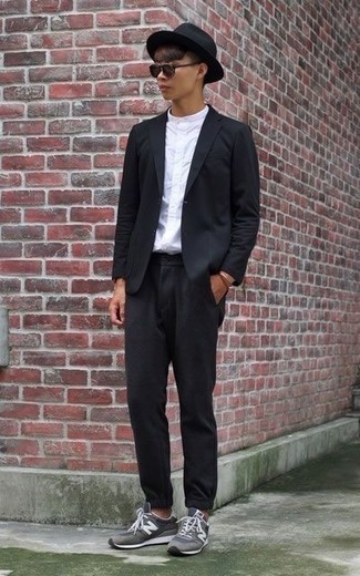 Come indossare e abbinare scarpe sportive grigie per un uomo di 17 anni: Mostra il tuo stile in un abito nero con una camicia a maniche lunghe bianca come un vero gentiluomo. Mettiti un paio di scarpe sportive grigie per avere un aspetto più rilassato.