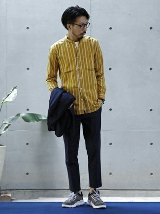 Look alla moda per uomo: Abito blu scuro, Camicia a maniche lunghe a righe verticali gialla, T-shirt girocollo bianca, Scarpe sportive grigie