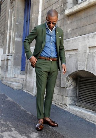 Quale mocassini con nappine indossare con un abito verde scuro in estate 2024: Vestiti con un abito verde scuro e una camicia di jeans blu come un vero gentiluomo. Completa il tuo abbigliamento con un paio di mocassini con nappine. Ecco una magnifica idea per creare uno stupendo outfit estivo.