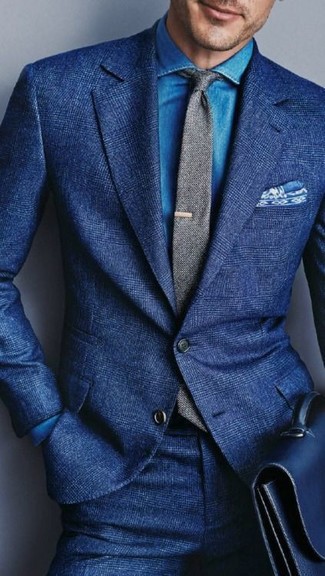 Come indossare e abbinare un fazzoletto da taschino stampato blu per un uomo di 30 anni: Indossa un abito di lana blu con un fazzoletto da taschino stampato blu per affrontare con facilità la tua giornata.