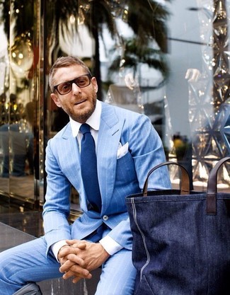 Come indossare e abbinare una borsa shopping per un uomo di 40 anni quando fa caldo in modo formale: Abbina un abito azzurro con una borsa shopping per un fantastico look da sfoggiare nel weekend.