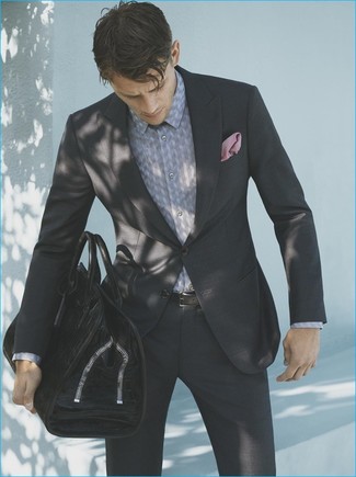 Quale abito indossare con una camicia elegante grigia per un uomo di 20 anni quando fa caldo: Abbina un abito con una camicia elegante grigia per una silhouette classica e raffinata