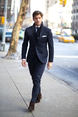 Quale abito indossare con chukka marroni per un uomo di 30 anni: Potresti combinare un abito con una camicia elegante azzurra per un look elegante e di classe. Indossa un paio di chukka marroni per avere un aspetto più rilassato.