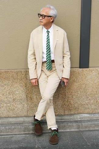 Come indossare e abbinare una cravatta verde menta per un uomo di 60 anni: Potresti abbinare un abito beige con una cravatta verde menta per essere sofisticato e di classe. Per un look più rilassato, scegli un paio di chukka in pelle scamosciata marrone scuro.