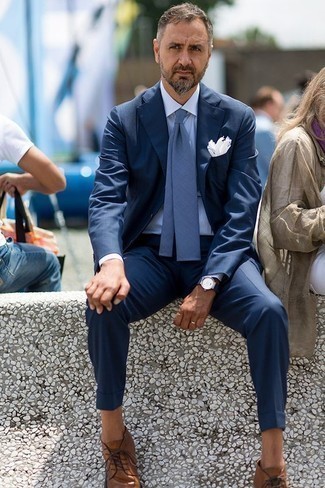 Come indossare e abbinare una cravatta blu scuro in primavera 2024 in modo formale: Metti un abito blu scuro e una cravatta blu scuro per essere sofisticato e di classe. Per un look più rilassato, scegli un paio di chukka in pelle marroni come calzature. Un look stupendo per essere elegante e perfettamente alla moda anche in questi mesi primaverili.