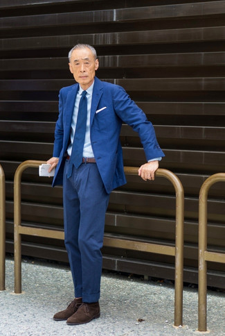 Quale camicia elegante indossare con chukka marroni per un uomo di 60 anni in modo formale: Indossa una camicia elegante con un abito blu per un look elegante e di classe. Indossa un paio di chukka marroni per avere un aspetto più rilassato.