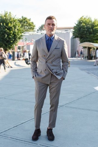Come indossare e abbinare chukka per un uomo di 50 anni in modo formale: Scegli un abito grigio e una camicia elegante blu come un vero gentiluomo. Scegli uno stile casual per le calzature con un paio di chukka.