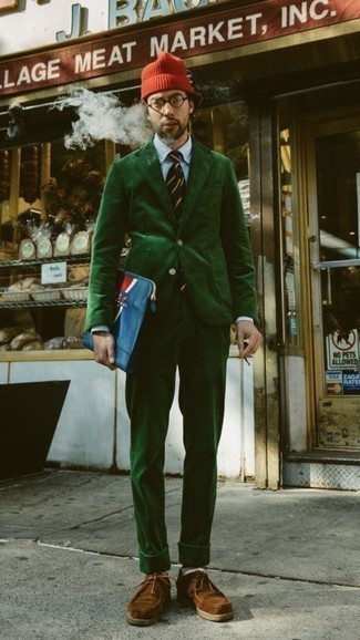 Come indossare e abbinare una cravatta a righe orizzontali verde scuro: Scegli un abito di velluto a coste verde scuro e una cravatta a righe orizzontali verde scuro come un vero gentiluomo. Se non vuoi essere troppo formale, calza un paio di chukka in pelle scamosciata marroni.