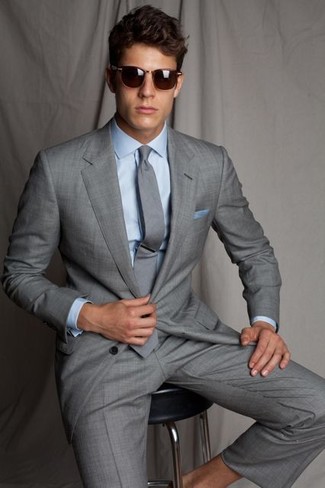 Come indossare e abbinare un abito grigio per un uomo di 30 anni: Punta su un abito grigio e una camicia elegante azzurra per un look elegante e alla moda.