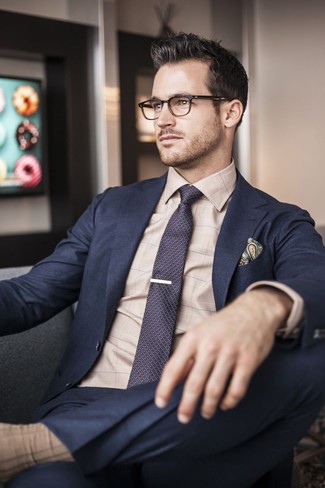 Come indossare e abbinare una cravatta stampata viola per un uomo di 30 anni quando fa caldo: Potresti abbinare un abito blu scuro con una cravatta stampata viola come un vero gentiluomo.