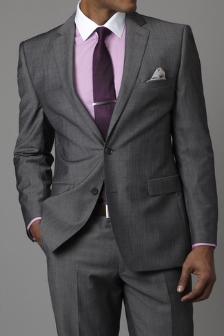 Come indossare e abbinare una cravatta melanzana scuro per un uomo di 30 anni in modo formale: Potresti abbinare un abito grigio con una cravatta melanzana scuro per essere sofisticato e di classe.