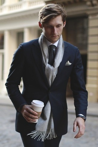 Come indossare e abbinare una cravatta grigia per un uomo di 30 anni in primavera 2025 in modo formale: Scegli un outfit composto da un abito nero e una cravatta grigia come un vero gentiluomo. Ecco una buona idea per creare uno stupendo outfit primaverile.