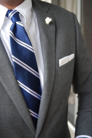 Come indossare e abbinare una cravatta a righe verticali blu scuro per un uomo di 30 anni: Punta su un abito grigio e una cravatta a righe verticali blu scuro per una silhouette classica e raffinata