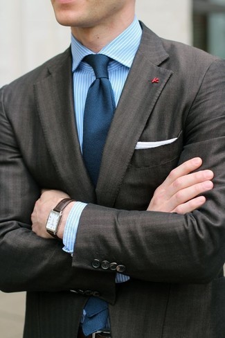 Come indossare e abbinare una camicia elegante a righe verticali azzurra per un uomo di 30 anni in modo formale: Abbina una camicia elegante a righe verticali azzurra con un abito grigio scuro per un look elegante e alla moda.