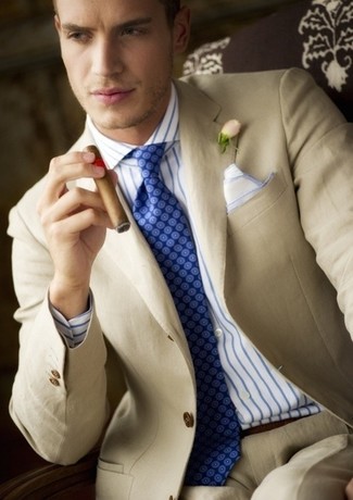 Come indossare e abbinare una cravatta di seta a pois blu scuro e bianca quando fa caldo in modo formale: Potresti abbinare un abito beige con una cravatta di seta a pois blu scuro e bianca come un vero gentiluomo.