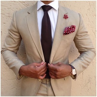 Come indossare e abbinare una spilla quando fa caldo: Scegli un outfit composto da un abito beige e una spilla per un look raffinato per il tempo libero.