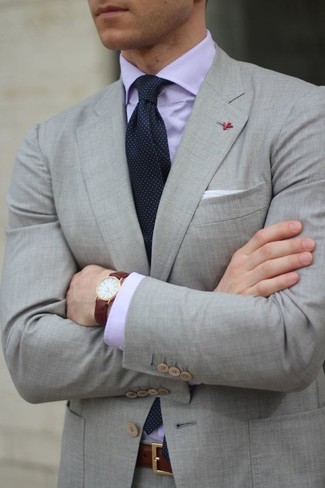 Come indossare e abbinare una camicia elegante viola chiaro con un abito grigio: Indossa un abito grigio e una camicia elegante viola chiaro per una silhouette classica e raffinata