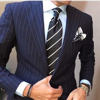 Come indossare e abbinare una cravatta a righe verticali nera e bianca per un uomo di 30 anni in estate 2024 in modo formale: Sfrutta al meglio la raffinatezza e l'eleganza con un abito a righe verticali blu scuro e una cravatta a righe verticali nera e bianca. Una fantastica scelta per tuo outfit estivo!