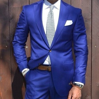 Come indossare e abbinare una cravatta stampata argento: Vestiti con un abito blu e una cravatta stampata argento per una silhouette classica e raffinata