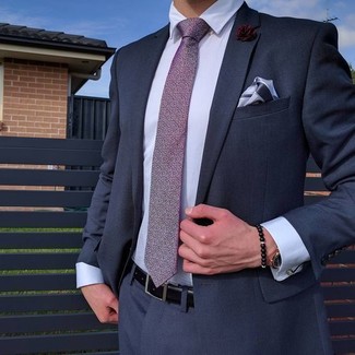 Come indossare e abbinare una cravatta melanzana scuro in estate 2024 in modo formale: Indossa un abito blu scuro e una cravatta melanzana scuro per essere sofisticato e di classe. Ecco un look estivo perfetto per il tuo.