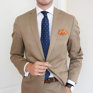 Come indossare e abbinare una cravatta a pois blu scuro quando fa caldo: Prova a combinare un abito marrone chiaro con una cravatta a pois blu scuro per un look elegante e di classe.
