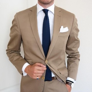 Come indossare e abbinare una cravatta lavorata a maglia blu: Potresti combinare un abito marrone chiaro con una cravatta lavorata a maglia blu per un look elegante e alla moda.