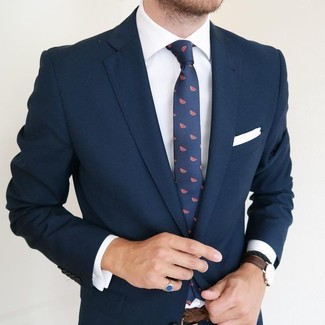 Come indossare e abbinare una cravatta stampata blu quando fa caldo: Abbina un abito blu scuro con una cravatta stampata blu come un vero gentiluomo.