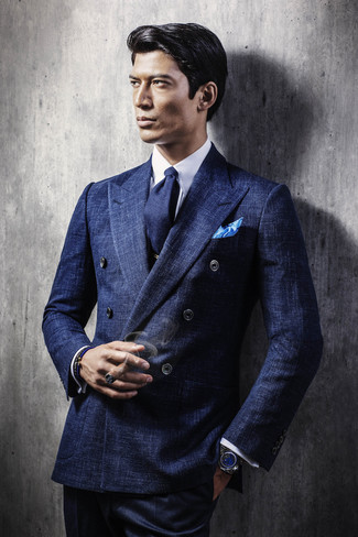 Come indossare e abbinare una cravatta blu scuro per un uomo di 30 anni quando fa caldo in modo formale: Coniuga un abito blu scuro con una cravatta blu scuro come un vero gentiluomo.