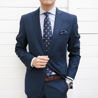 Come indossare e abbinare una cravatta blu scuro per un uomo di 20 anni: Punta su un abito blu scuro e una cravatta blu scuro come un vero gentiluomo.