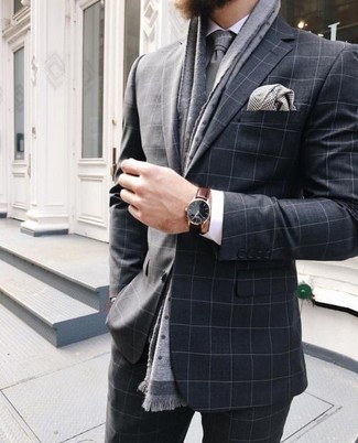Come indossare e abbinare un fazzoletto da taschino grigio scuro in modo formale: Potresti indossare un abito a quadri grigio scuro e un fazzoletto da taschino grigio scuro per un look spensierato e alla moda.