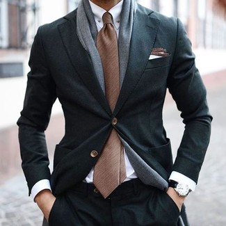 Come indossare e abbinare una cravatta marrone quando fa caldo in modo formale: Potresti combinare un abito nero con una cravatta marrone come un vero gentiluomo.