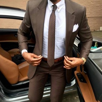 Come indossare e abbinare una cravatta a pois terracotta: Vestiti con un abito marrone e una cravatta a pois terracotta per un look elegante e di classe.