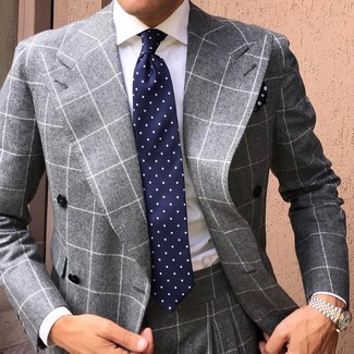 Come indossare e abbinare una cravatta a pois blu quando fa caldo: Scegli un outfit composto da un abito a quadri grigio e una cravatta a pois blu come un vero gentiluomo.