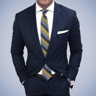 Come indossare e abbinare una cravatta a righe verticali blu per un uomo di 30 anni quando fa caldo in modo formale: Metti un abito blu scuro e una cravatta a righe verticali blu come un vero gentiluomo.